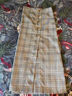 Button-Front Plaid Midi Skirt in Beige and Light Gray